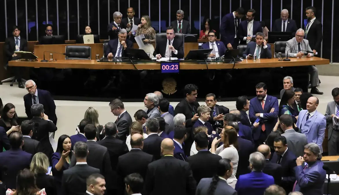 Congresso derruba veto à desoneração da folha de 17 setores econômicos 1 Em sessão conjunta do Congresso Nacional nesta quinta-feira (14), senadores e deputados federais derrubaram o veto presidencial ao projeto
