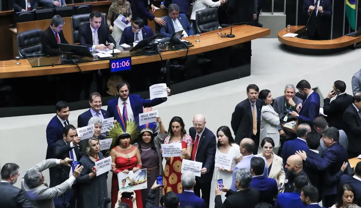 Congresso derruba veto de Lula e mantém marco temporal indígena 1 O Congresso Nacional derrubou, nesta quinta-feira (14), os vetos do presidente Luiz Inácio Lula da Silva ao projeto de lei que estabelece