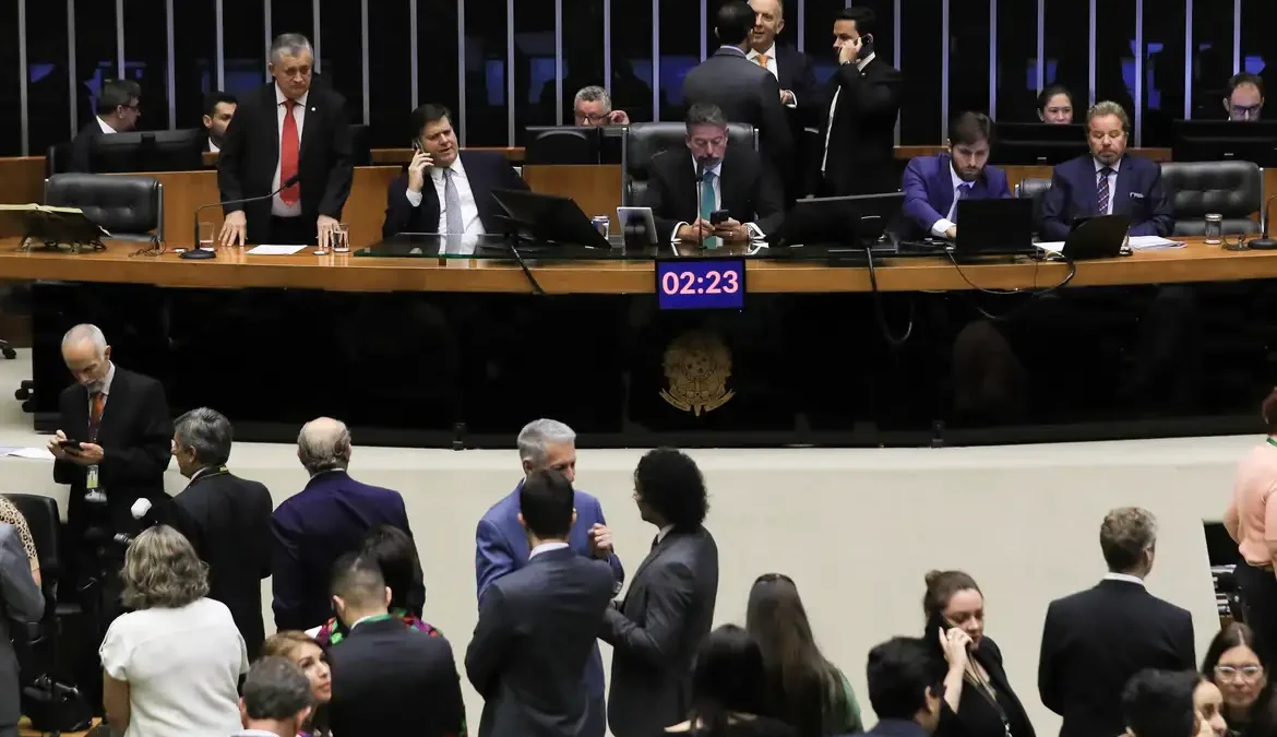 Câmara aprova MP que restringe dedução do ICMS e reforça caixa em 2024 1 O plenário da Câmara dos Deputados aprovou, no início da tarde desta sexta-feira (15), a Medida Provisória (MP) 1.185, que restringe