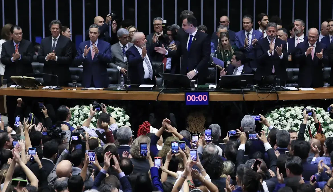 "Brasil não podia continuar a viver com atraso", diz Pacheco 1 A emenda constitucional foi aprovada após mais de 30 anos de discussão no Parlamento