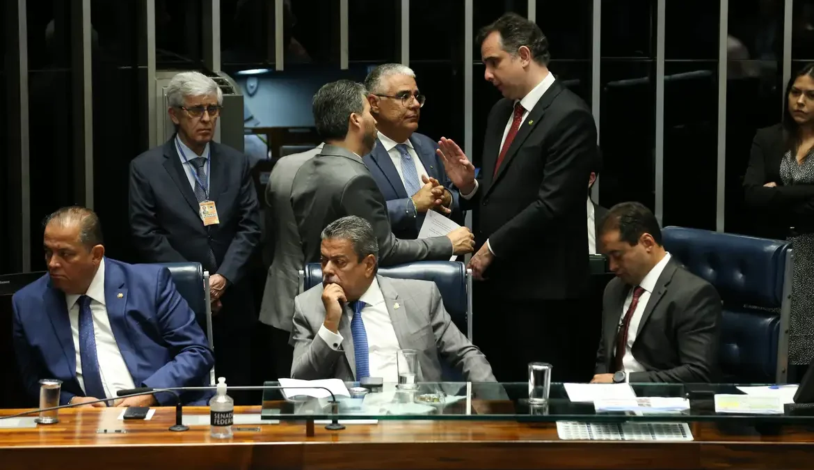 Em votação simbólica, o Plenário do Senado aprovou nesta terça-feira (12) o texto-base da regulamentação das apostas online