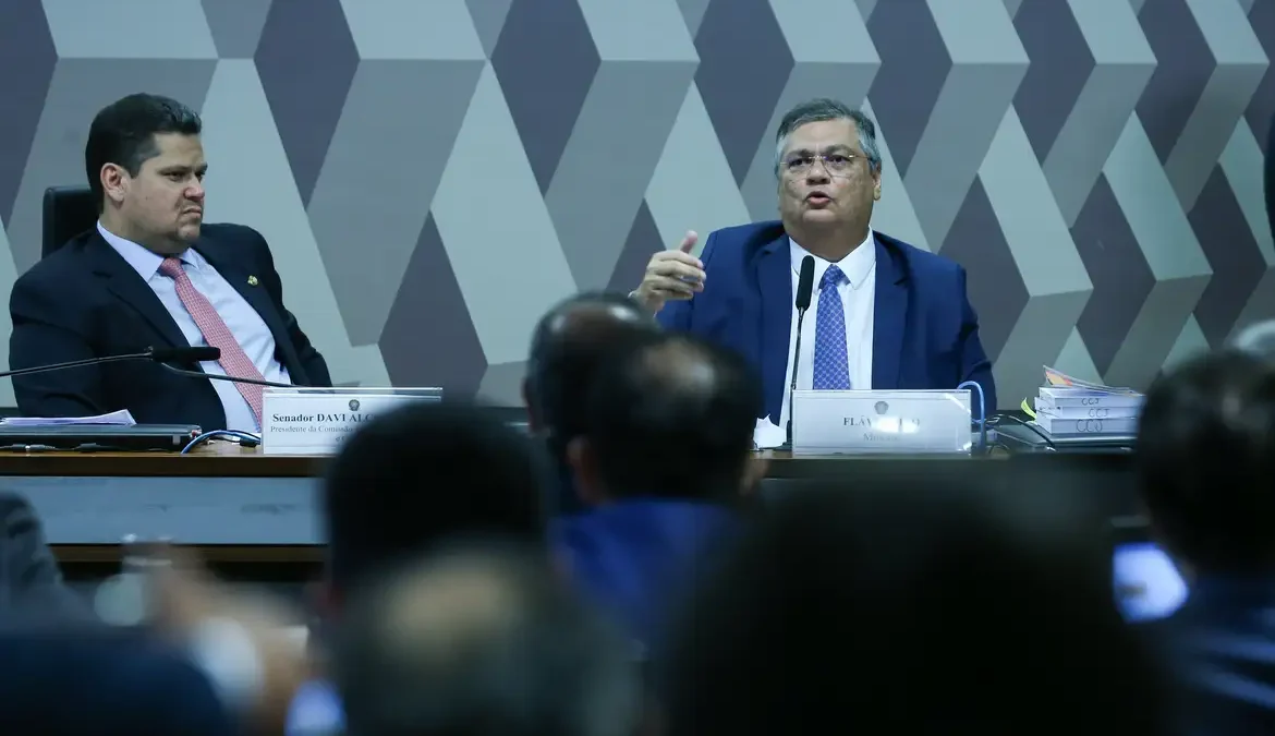 Dino diferencia político de juiz e cita princípios para levar ao STF 1 Indicado ao Supremo Tribunal Federal, em sessão na Comissão de Constituição de Justiça (CCJ), Dino enumerou os princípios que deverão