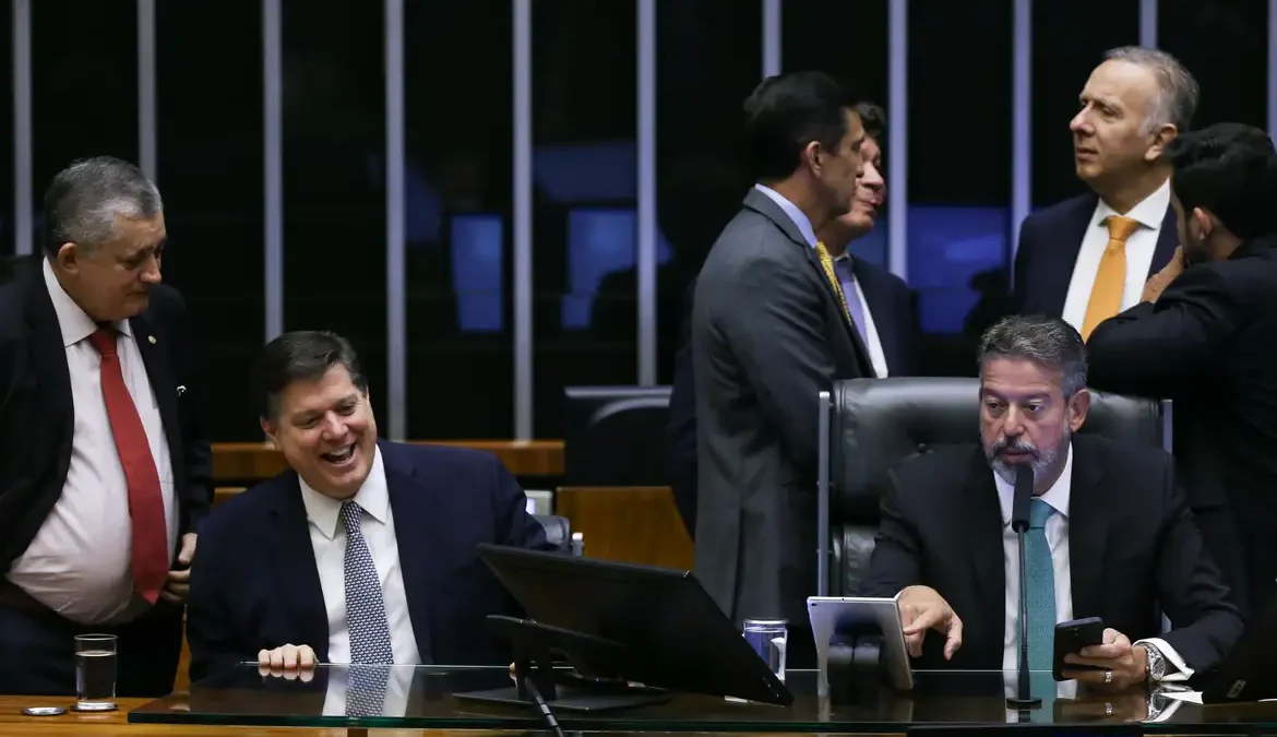 Câmara aprova texto-base da reforma tributária em primeiro turno 1 Após cerca de três horas de votação, a Câmara dos Deputados aprovou o texto-base da reforma tributária sobre o consumo em primeiro turno