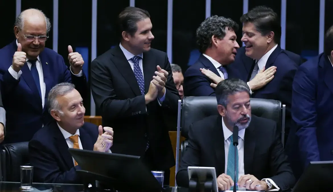 Por 365 votos a favor, 116 contra e uma abstenção, a Câmara dos Deputados aprovou, em segundo turno, o texto-base da reforma tributária
