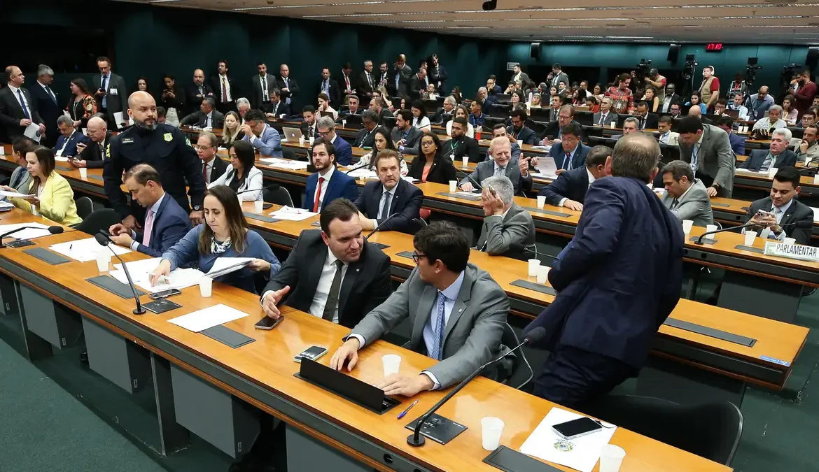 Comissão do Congresso aprova relatório do orçamento de 2024 1 A Comissão Mista de Orçamento do Congresso Nacional aprovou nesta quinta-feira (21) o relatório sobre o projeto da lei orçamentária