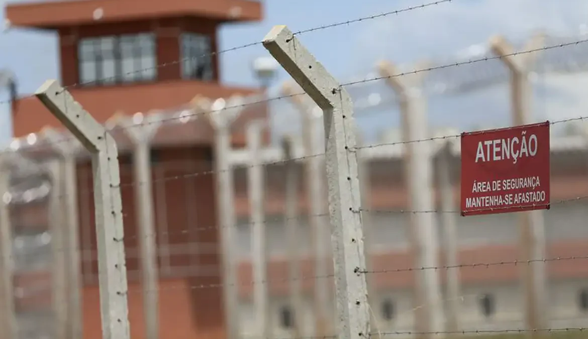 Operação apreende mais de mil celulares em presídios do país 1 Uma operação da Polícia Penal Federal, em parceria com as polícias dos estados, apreendeu mais de mil celulares em penitenciárias estaduais