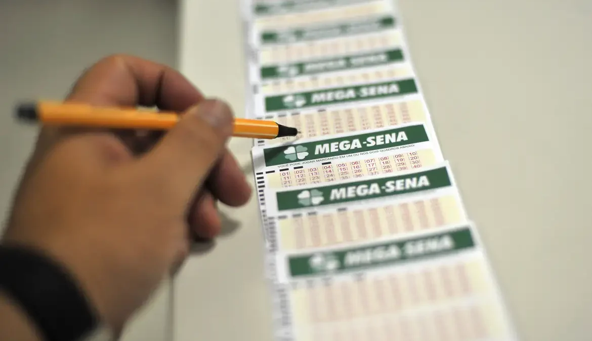 Mega-Sena sorteará neste sábado prêmio de R$ 10 milhões 1 A Mega-Sena sorteará neste sábado (16) um prêmio de estimado em R$ 10 milhões para quem acertar as seis dezenas