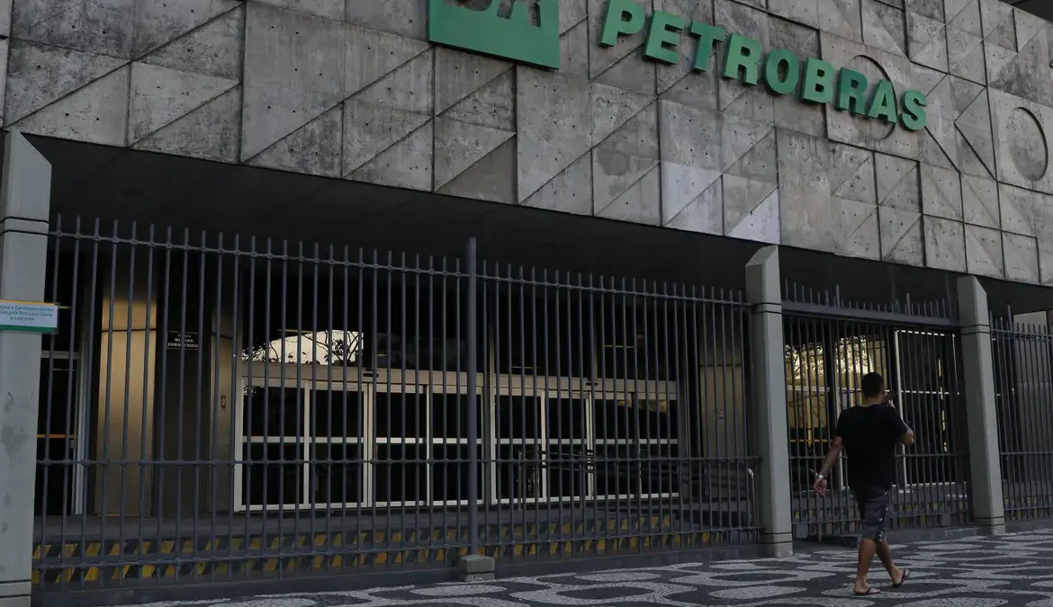 Petrobras paga hoje 3ª parcela dos dividendos referentes a 2022 1 A Petrobras informou que paga nesta quarta-feira (27) a terceira parcela dos dividendos complementares referentes ao exercício 2022
