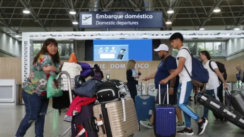 Governo e aéreas criam comitê em resposta a reclamação de consumidores 4 Governo e aéreas criam comitê em resposta a reclamação de consumidores
