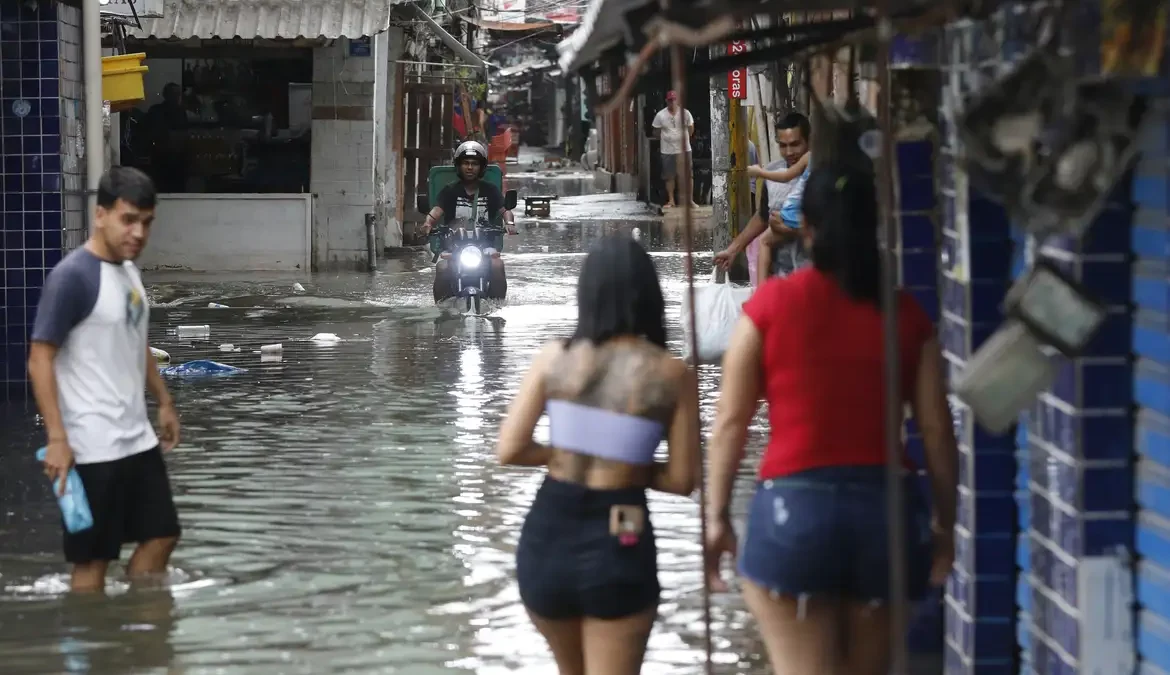 Maioria da população já sofreu com eventos climáticos extremos 1 Eventos climáticos extremos já impactam a maioria da população brasileira