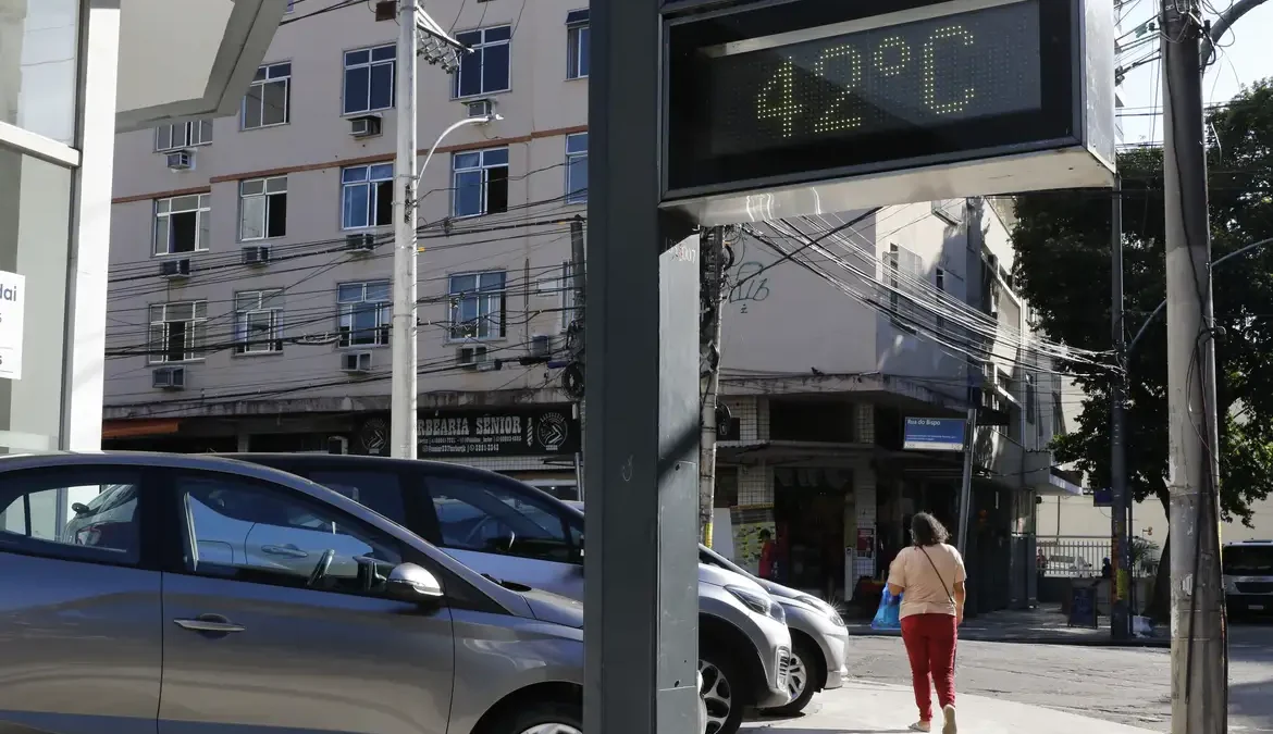 Nona onda de calor deverá atingir regiões do Brasil nesta semana 1 A estação mais quente, o verão, ainda nem chegou e as temperaturas voltarão a subir em áreas de 15 estados, mais o Distrito Federal