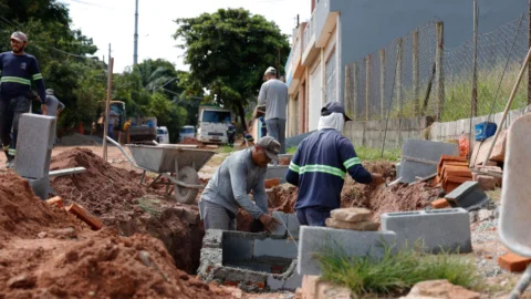 Prefeitura realiza contenção em trecho da Avenida Industrial