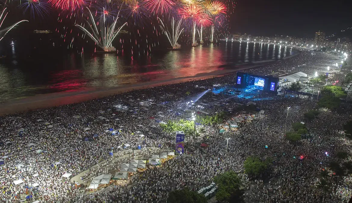 A reunião na Praia de Copacabana na noite do dia 31 de dezembro, estimulada por Tata Tancredo Silva, no início dos anos 1950, acabou se
