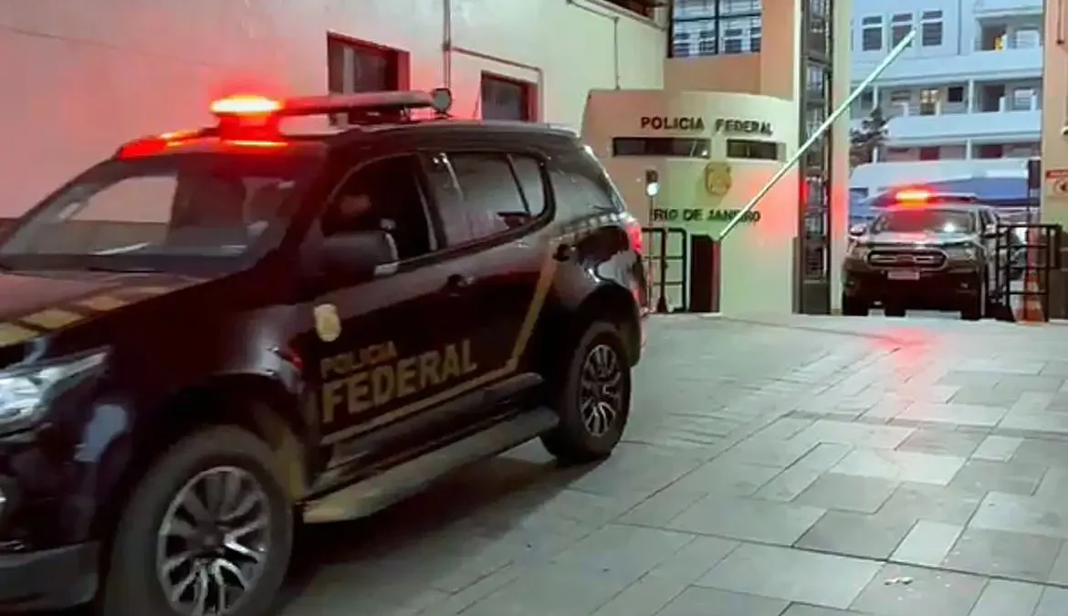 Policiais federais fazem, nesta quarta-feira (20), operação para desarticular um esquema de venda de vinhos contrabandeados no norte