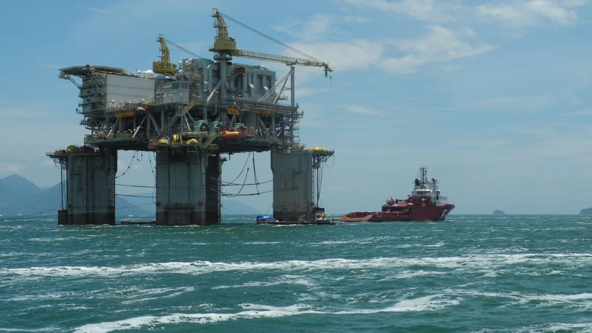 Cinquenta das maiores empresas petrolíferas do mundo anunciaram hoje (2) a adesão a um pacto para a redução das emissões de suas operações