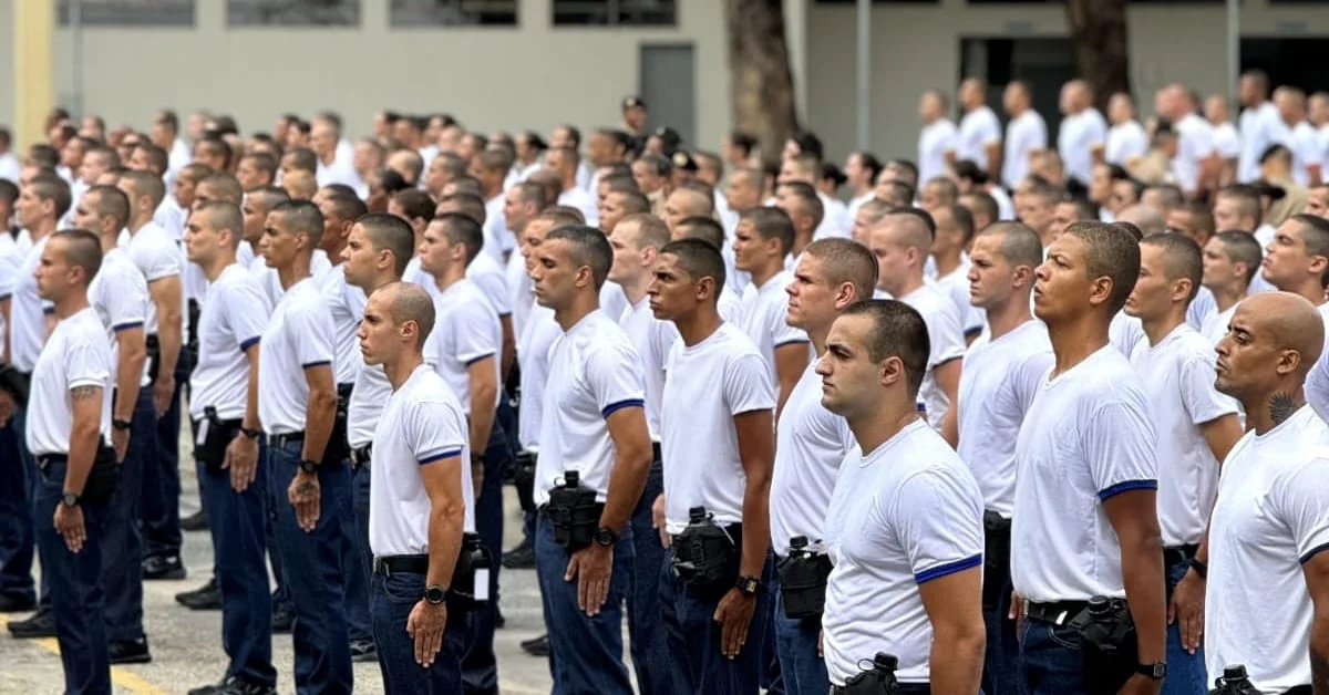 Segurança pública de Minas terá cerca 3 mil novos soldados em 2024 1 O Governo de Minas, por meio da Polícia Militar de Minas Gerais (PMMG), iniciou nessa terça-feira (13/12), o Curso de Formação de cerca