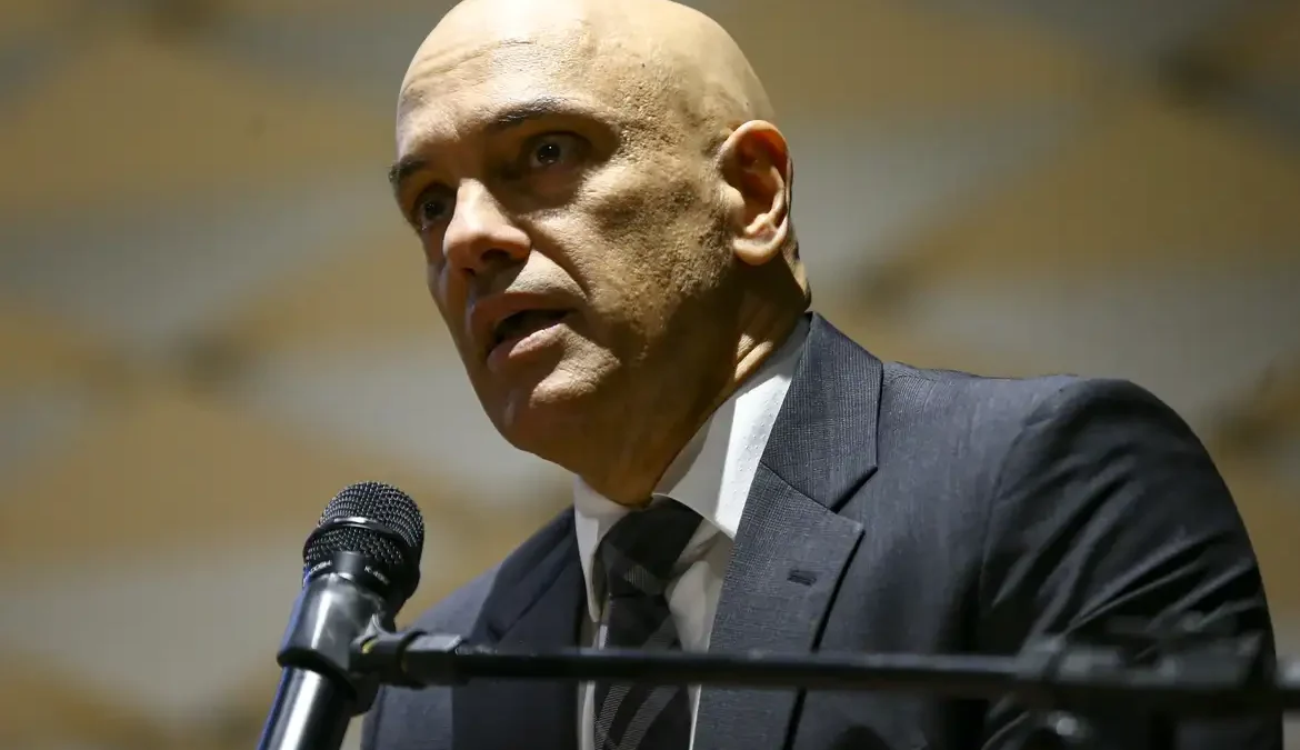 Alexandre de Moraes nega pedido de liberdade de Roberto Jefferson 1 O ministro Alexandre de Moraes, do Supremo Tribunal Federal (STF), negou nesta segunda-feira (18) pedido de liberdade do ex-deputado