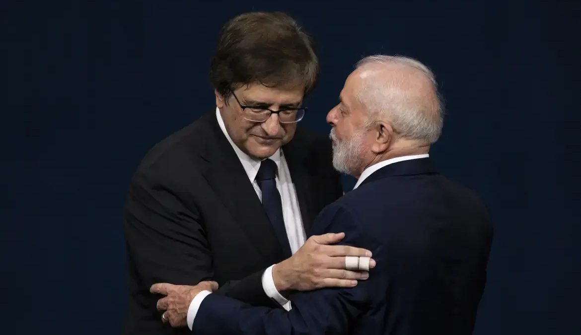 O presidente Luiz Inácio Lula da Silva deu posse, nesta segunda-feira (18), a Paulo Gonet como novo procurador-geral da República