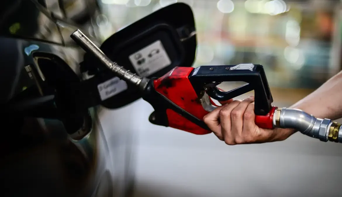 Petrobras reduz preço do diesel às distribuidoras amanhã 1 A Petrobras vai reduzir em R$ 0,27 por litro o preço médio de venda de diesel A para as distribuidoras
