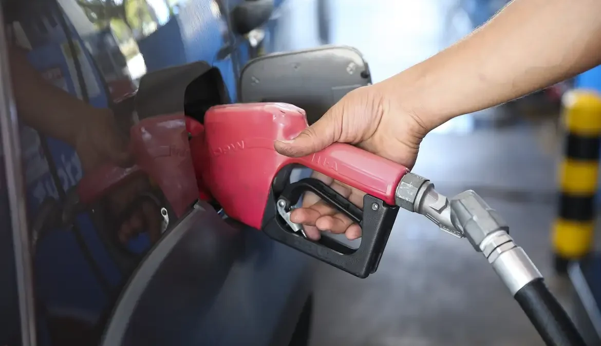 O preço do litro do diesel vendido pela Petrobras às distribuidoras de combustíveis será reduzido em R$ 0,30 a partir desta quarta-feira