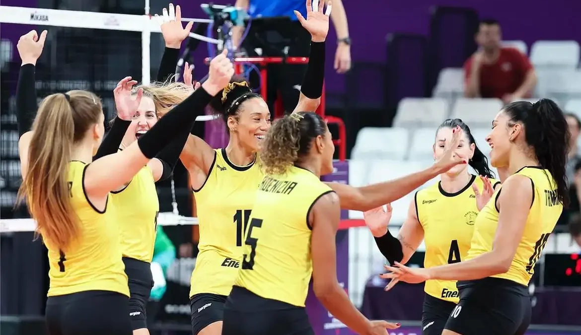 Após cinco anos de espera, o Praia Clube está de volta às semifinais do Mundial de Clubes de Vôlei Feminino e segue firme em busca