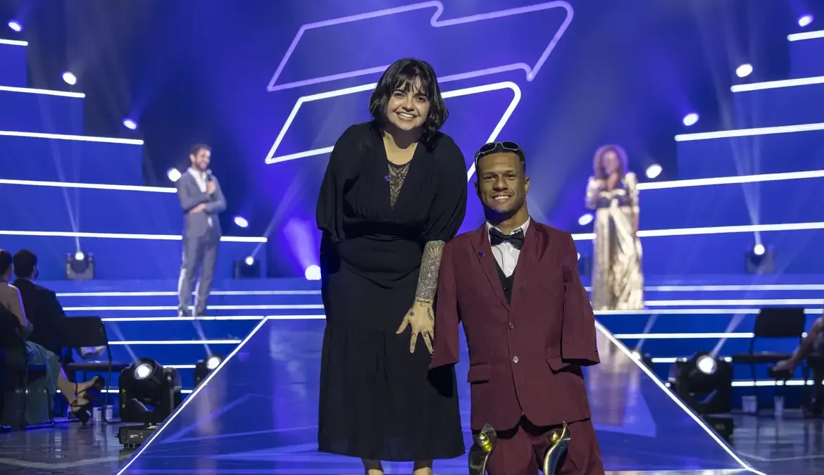 Comitê Paralímpico Brasileiro revela vencedores do Prêmio Paralímpicos 1 A mesatenista catarinense Bruna Alexandre e o nadador mineiro Gabriel Araújo foram escolhidos como os melhores atletas paralímpicos de 2023
