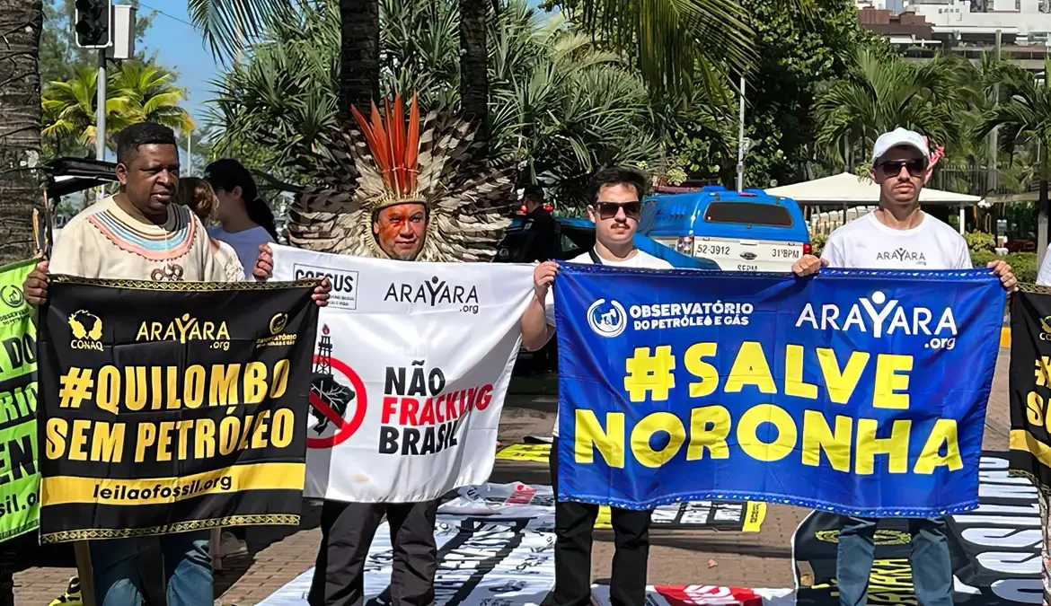 Grupo protesta contra leilão de blocos de exploração de petróleo e gás 1 Um grupo de manifestantes protestou, nesta quarta-feira (13), contra o leilão de áreas de exploração de petróleo e gás natural