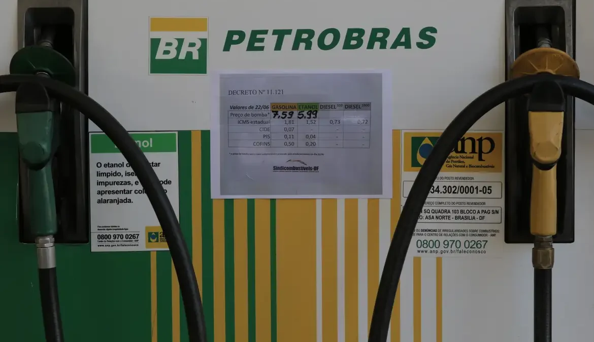 Diesel mais barato a partir desta sexta-feira nas distribuidoras 1 O litro do diesel nas distribuidoras está, em média, R$ 0,27 menor, a partir desta sexta-feira (8)