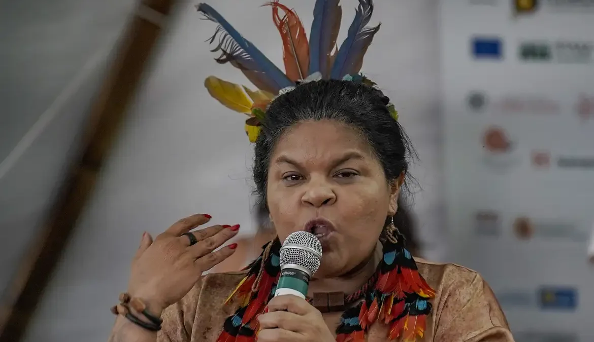Ministra diz que exploração de petróleo na Amazônia preocupa indígenas 1 A ministra dos Povos Indígenas, Sônia Guajajara, voltou a expressar preocupação com a exploração de petróleo e gás na Bacia do Amazonas