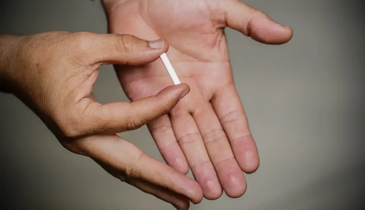 O “alarmante e crescente” uso de implantes hormonais, frequentemente contendo esteróides anabolizantes, tem sido motivo de preocupação