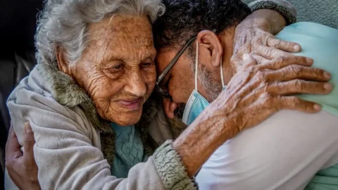 Ao menos 73% dos custos com demência estão com famílias, revela estudo