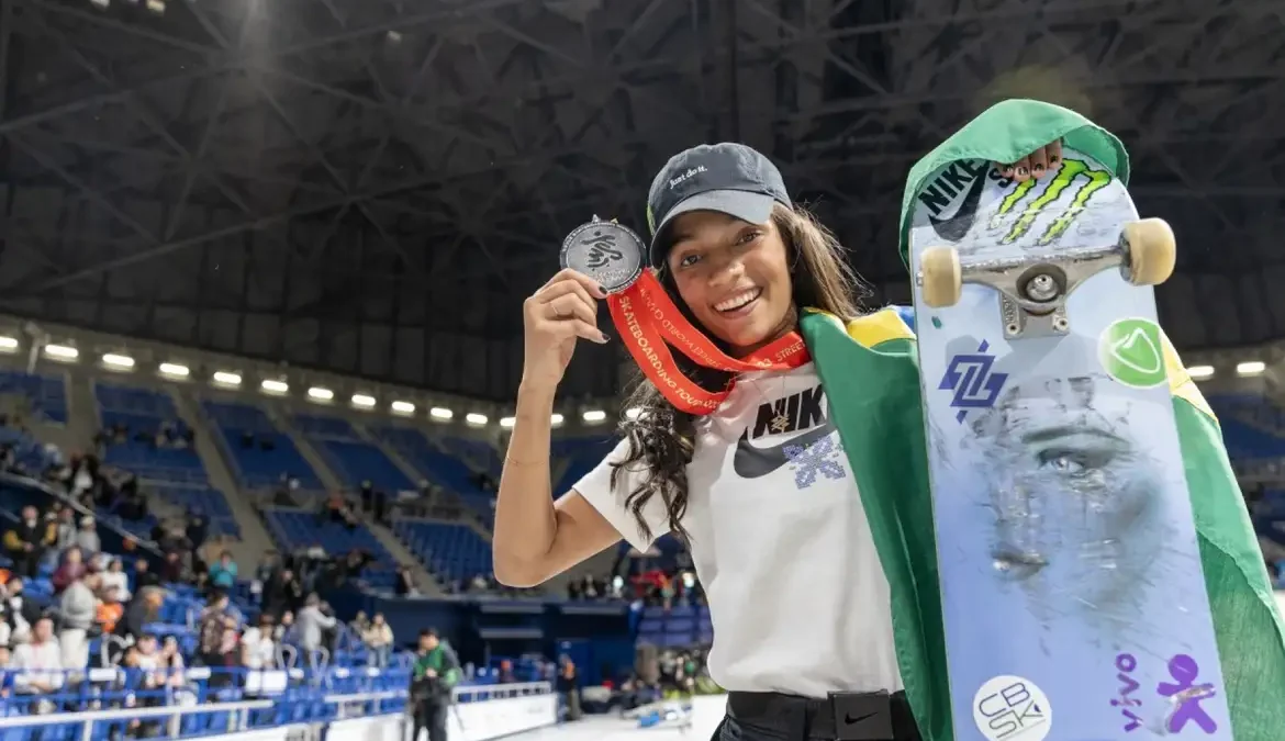 A brasileira Rayssa Leal ficou com o vice-campeonato no Mundial de skate street, disputado em Tóquio (Japão)