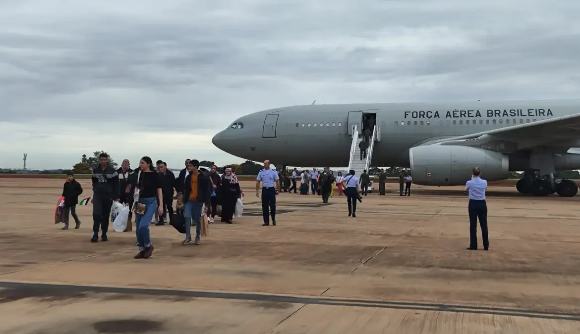 Terceiro grupo de repatriados vindos de Gaza chega ao Brasil 1 O voo decolou do Cairo, capital do Egito, na tarde desta sexta-feira (22), e durou 13 horas e 56 minutos