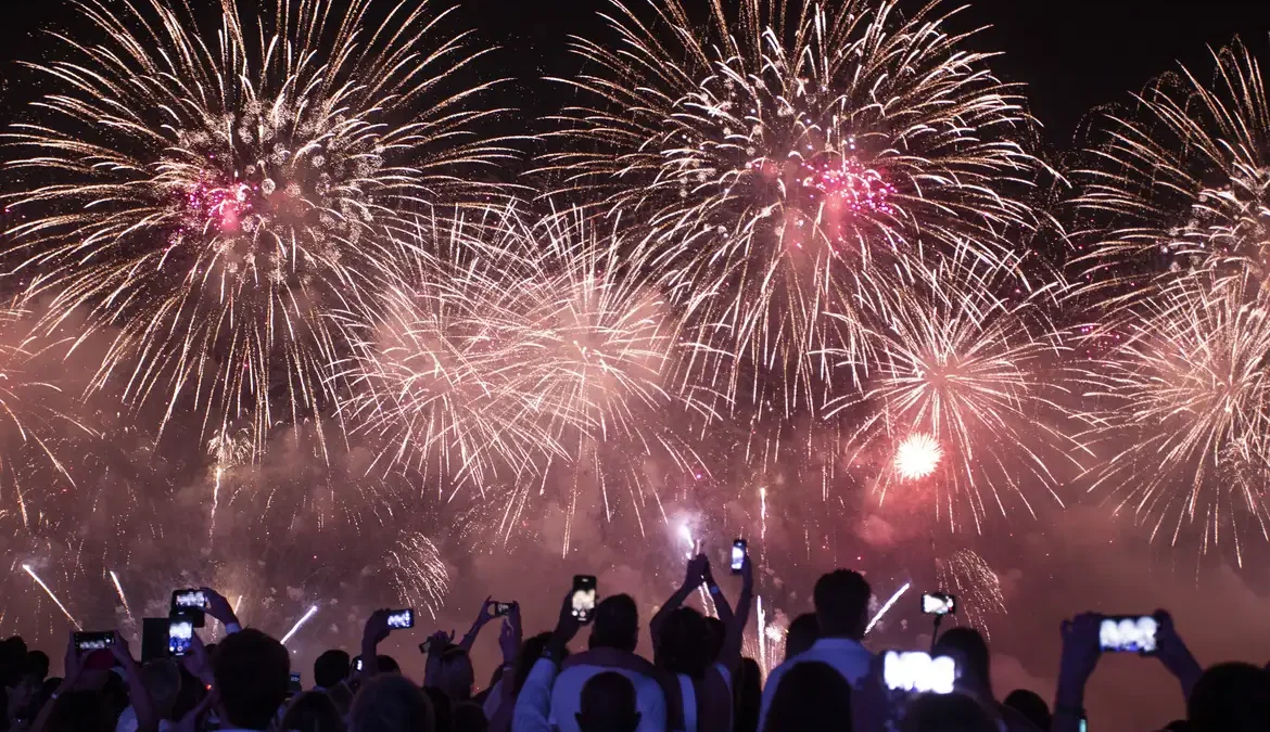 Médicos alertam sobre riscos do manuseio de fogos de artifício 1 Dados do Ministério da Saúde revelam que de 2019 a 2022, o Sistema Único de Saúde (SUS) registrou 1.548 internações por ferimentos causados