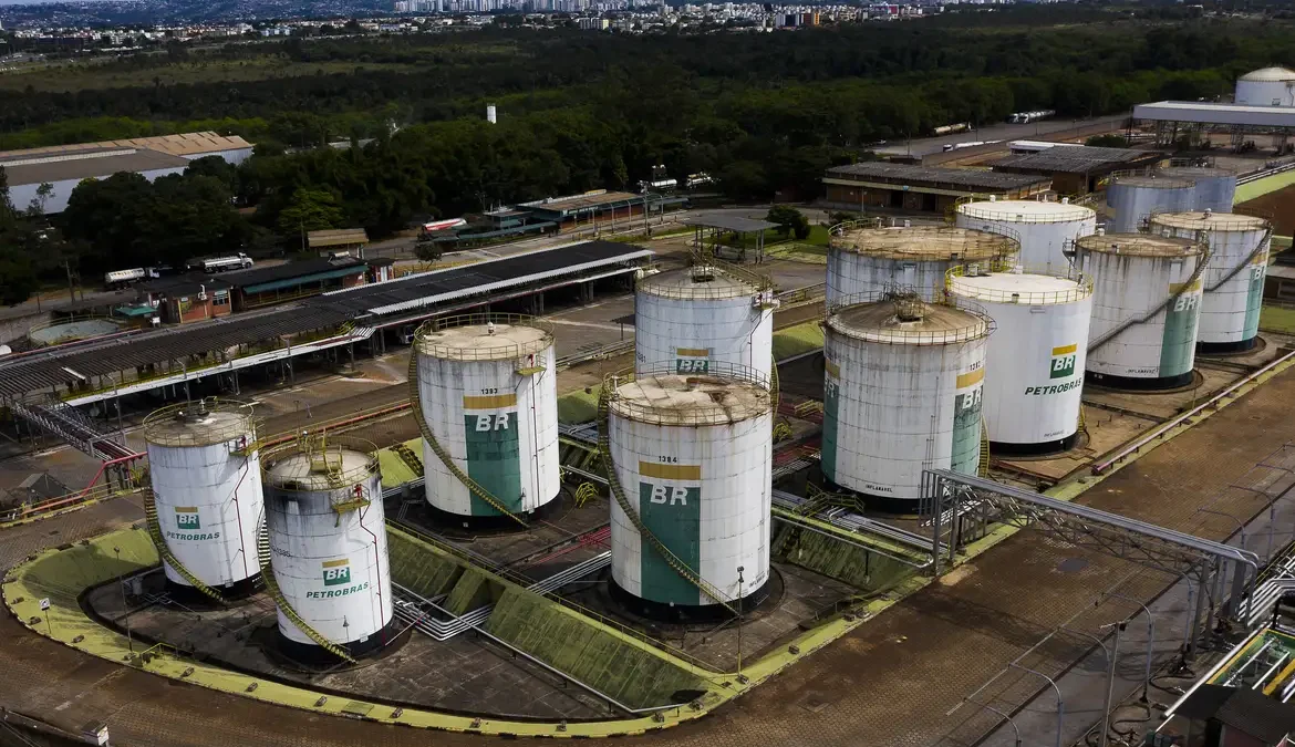 Reoneração integral do diesel retorna nesta segunda-feira 1 A partir desta segunda-feira (1º), o governo federal retoma a cobrança integral do PIS/Cofins sobre o diesel