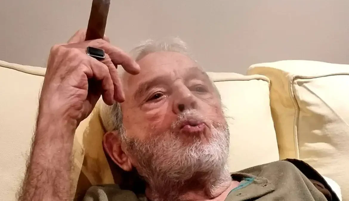 Personalidades usaram as redes sociais para lamentar a morte do cantor e compositor Carlos Lyra e homenageá-lo