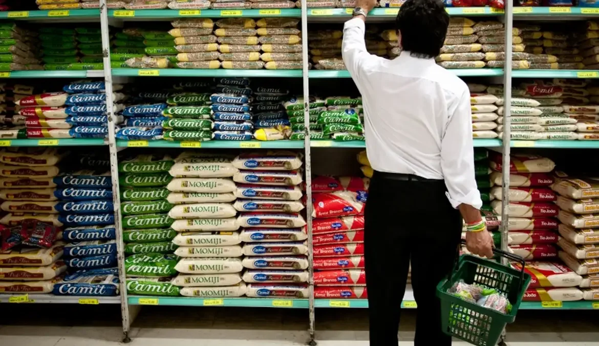 A inflação oficial para famílias com renda mais baixa, em novembro deste ano, continuou sendo menor do que para aquelas com renda mais alta