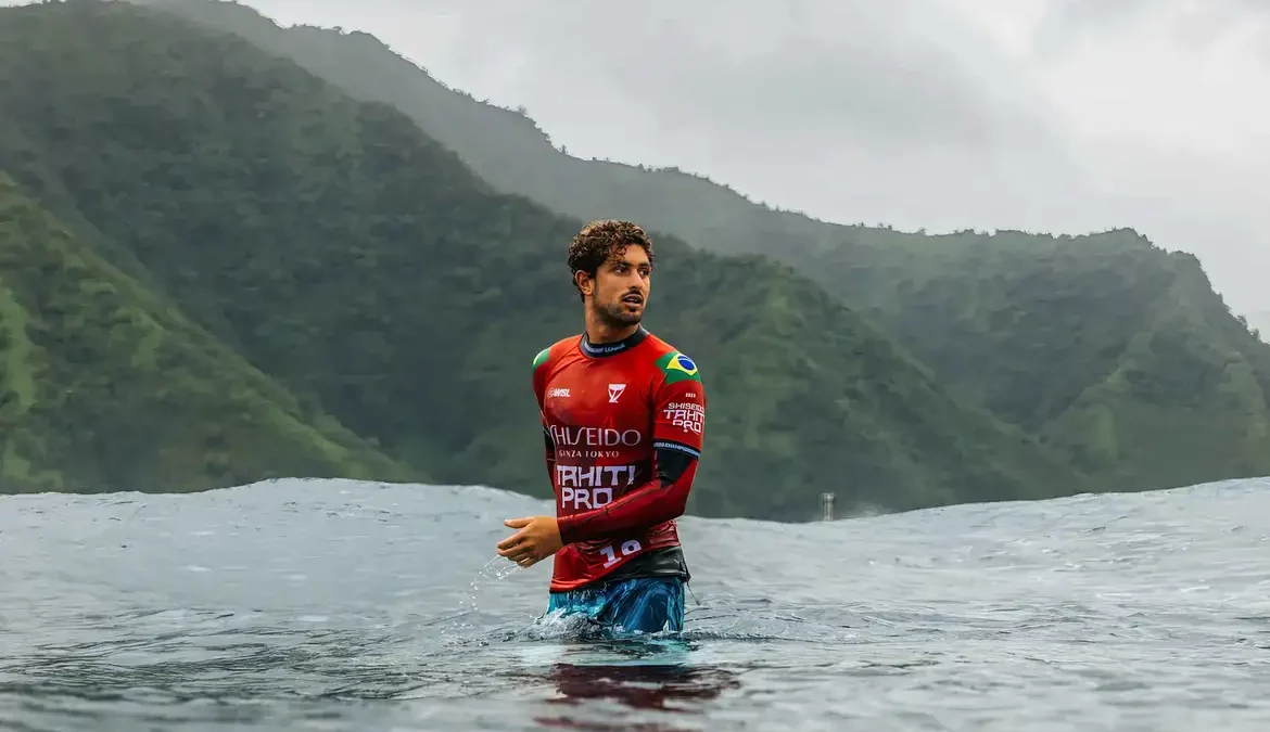 No último domingo (3), o surfista de 23 anos de idade estava surfando na praia de Pipeline quando caiu de uma onda e perdeu a consciência