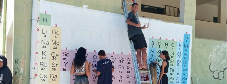 Ao longo do ano, a escola realizou a pintura de uma tabela periódica gigante em uma das paredes do pátio