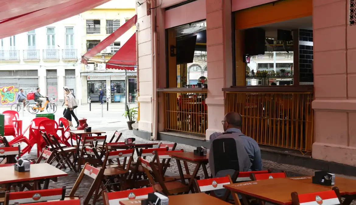 Mais da metade dos bares e restaurantes opera sem lucro em novembro 1 O setor de bares e restaurantes dá sinais de recuperação, mas ainda sofre para operar no lucro, revela pesquisa da Associação Brasileira