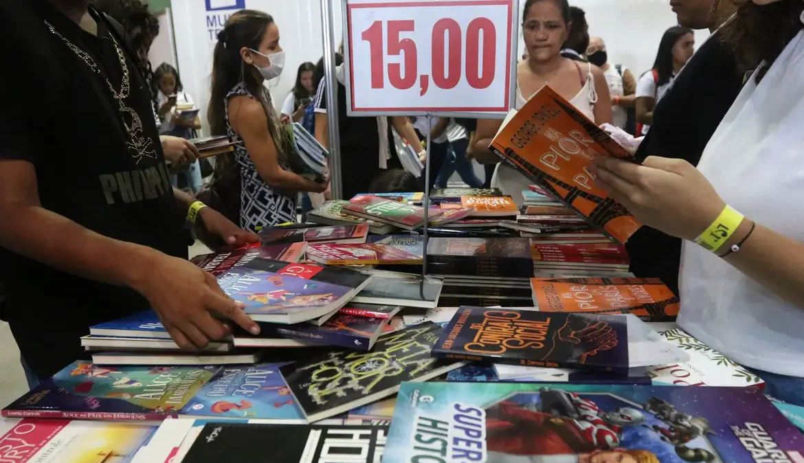 Brasil tem 25 milhões de compradores de livros 1 Pesquisa inédita encomendada pela Câmara Brasileira do Livro (CBL), o Panorama do Consumo de Livros aponta que o Brasil tem aproximadamente