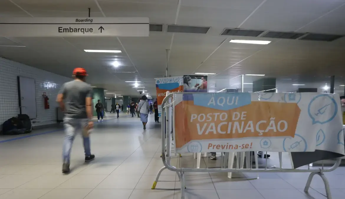 Brasileiros adultos ainda têm medo associado à covid-19, diz pesquisa 1 Grande parte dos brasileiros com esquema vacinal incompleto continua com medos associados à covid-19