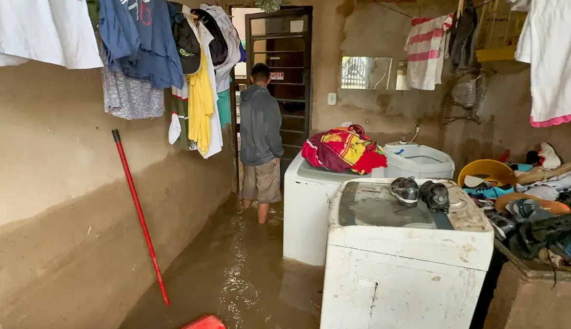 Córrego transborda e invade casas em vila a 15 km da Esplanada 1 As fortes chuvas que atingem o Distrito Federal (DF) desde esta terça-feira (2) inundaram diversas casas da Vila Cauhy