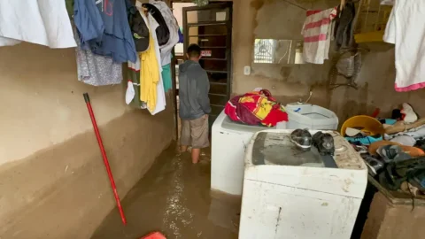 Córrego transborda e invade casas em vila a 15 km da Esplanada