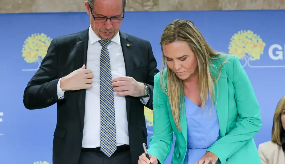 O Ministro da Justiça em exercício, Ricardo Cappelli e a governadora em exercício do Distrito Federal, Celina Leão