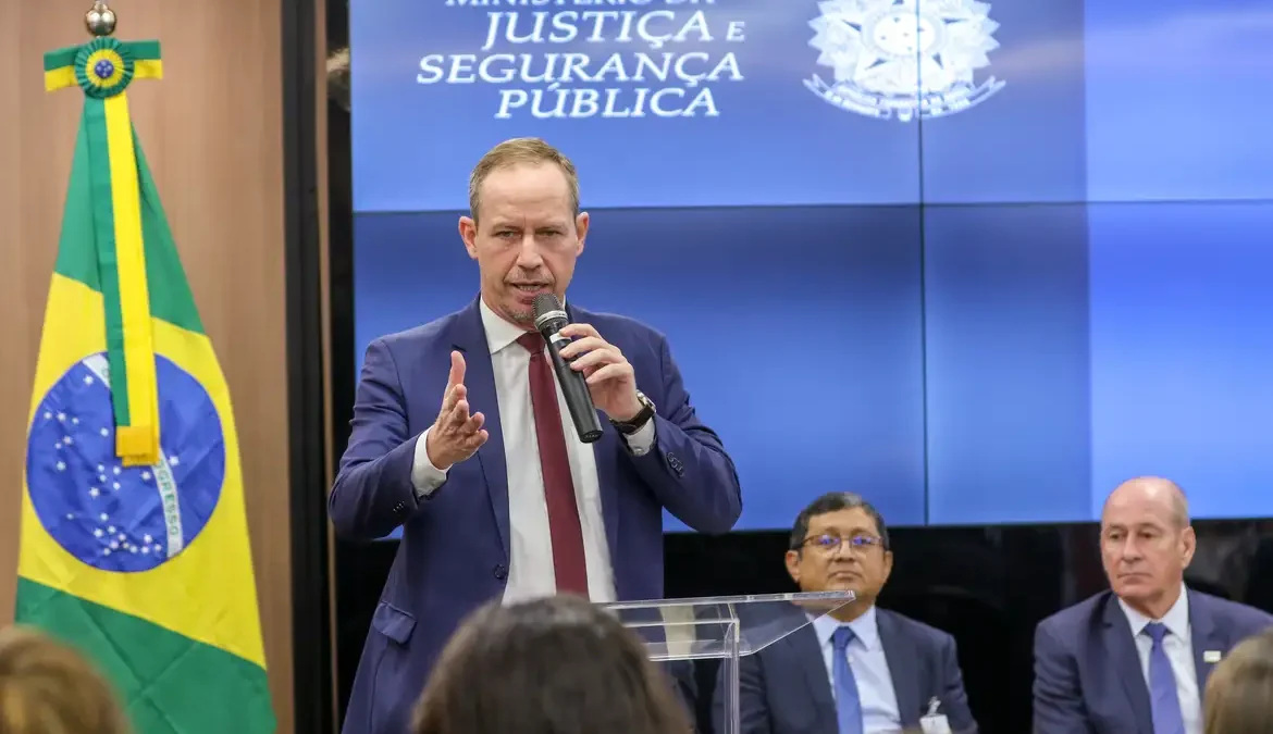 Governo faz acordo para proteger extração de ouro 1 A meta é prevenir roubos de cargas por quadrilhas organizadas e fortemente armadas