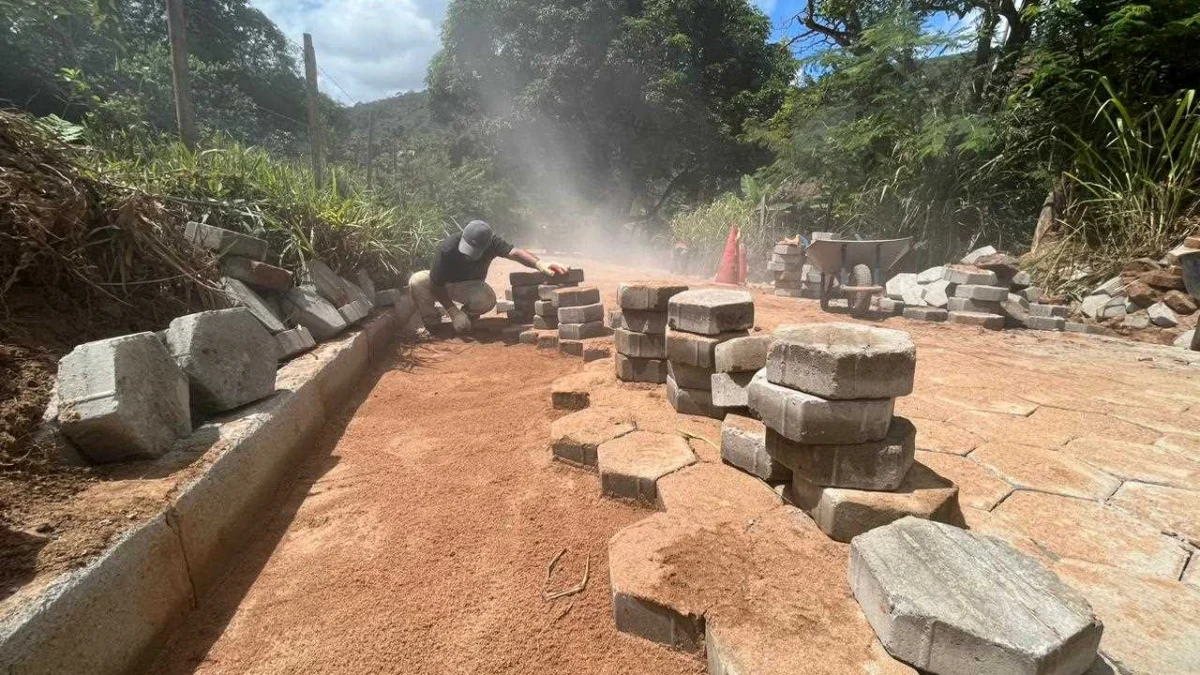 Prefeitura de Inhapim começa obra de calçamento no Córrego do Soarinho 1 Na última quinta-feira (11) o prefeito Marcinho e o vice-prefeito Sandro da Saúde acompanhados do secretário municipal de fazenda Dr