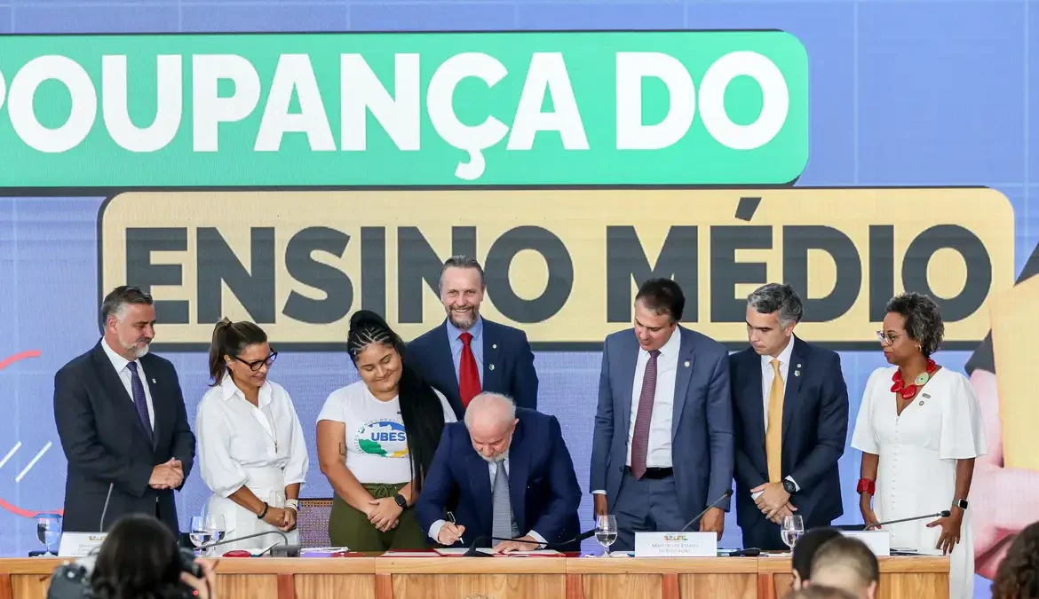Ministro defende participação da sociedade para sucesso da educação 1 A participação de educadores e comunidades são fatores decisivos para que as políticas voltadas à educação deem certo