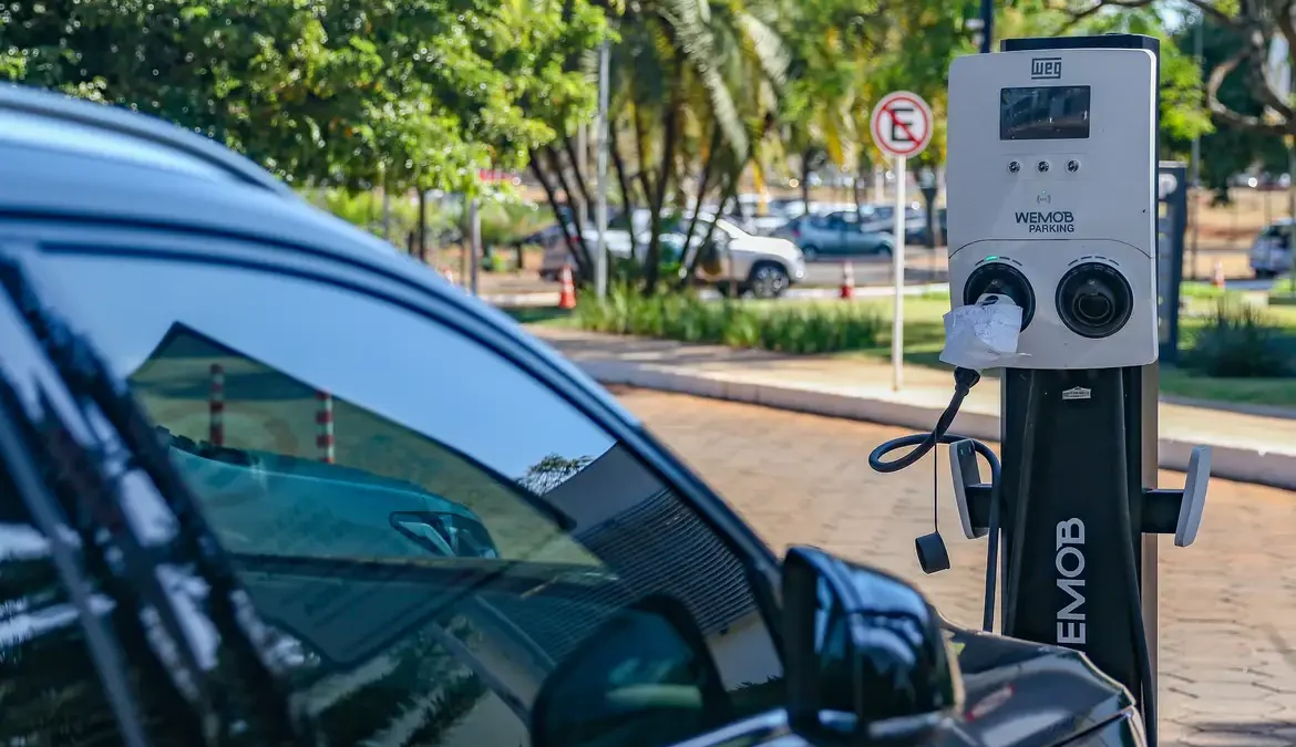 A partir deste mês, carros elétricos, híbridos e híbridos plug-in comprados fora do país voltam a pagar Imposto de Importação