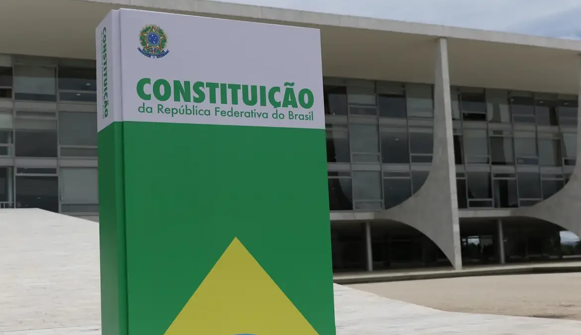 Sedes dos três poderes exibem representação da Constituição Federal 1 As sedes do Palácio do Planalto, do Supremo Tribunal Federal (STF) e do Congresso Nacional exibem, nesta segunda-feira (8),